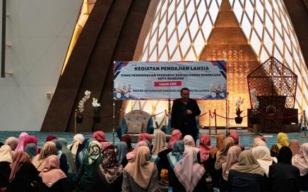 DKKBP Kota Bandung Gelar Pengajian Lansia di Masjid Raya Al Jabbar