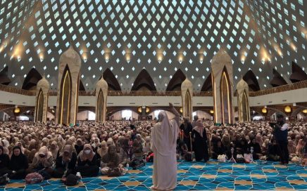 Tembus 70.000 Jamaah, Masjid Raya Al-Jabbar Jadi Lautan Cream!