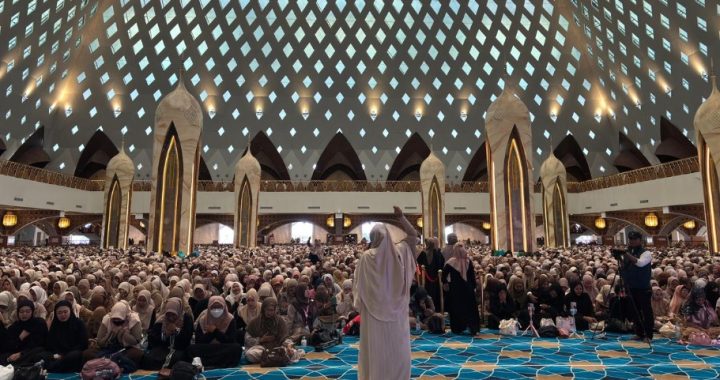 Tembus 70.000 Jamaah, Masjid Raya Al-Jabbar Jadi Lautan Cream!