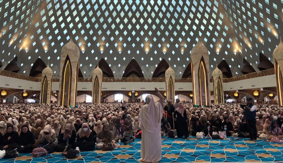 Tembus 70.000 Jamaah, Masjid Raya Al-Jabbar Jadi Lautan Cream!