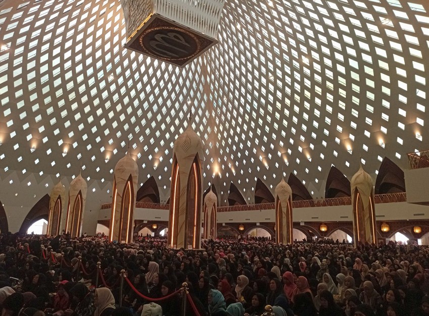 Jamaah Ustadzah Halimah Alaydrus Masjid Raya Al Jabbar