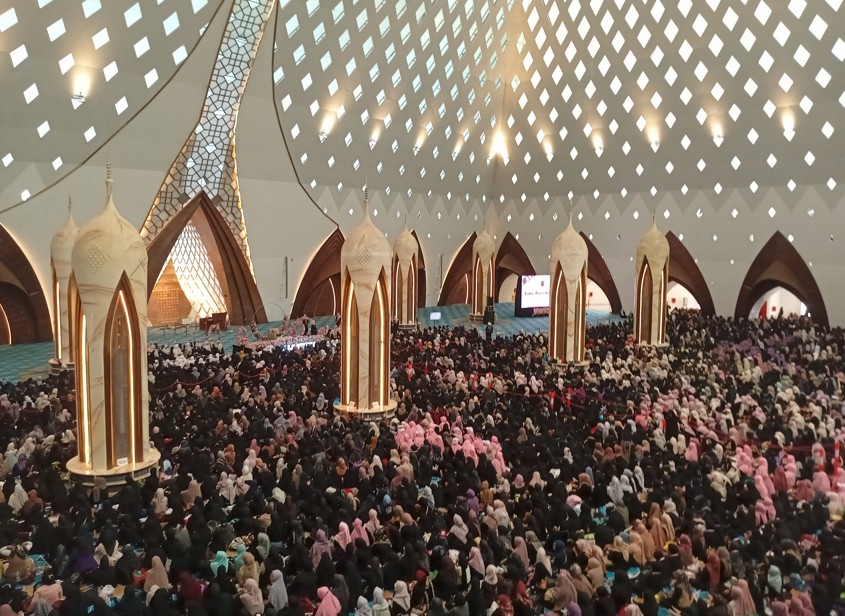 Jamaah Ustadzah Halimah Alaydrus Masjid Raya Al Jabbar