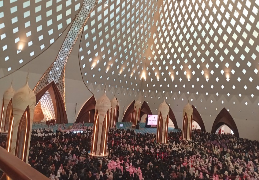 Jamaah Ustadzah Halimah Alaydrus Masjid Raya Al Jabbar