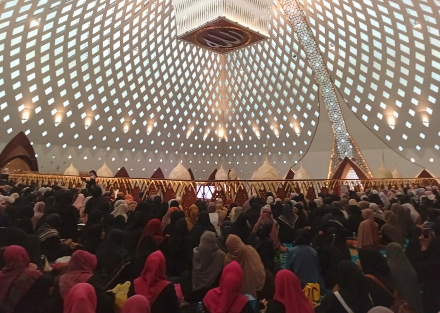 Jamaah Ustadzah Halimah Alaydrus Masjid Raya Al Jabbar