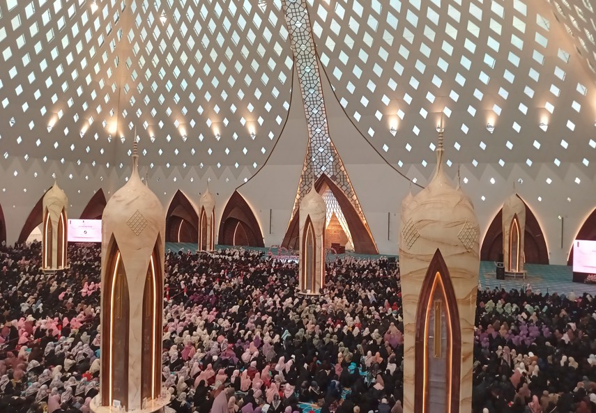 Jamaah Ustadzah Halimah Alaydrus Masjid Raya Al Jabbar