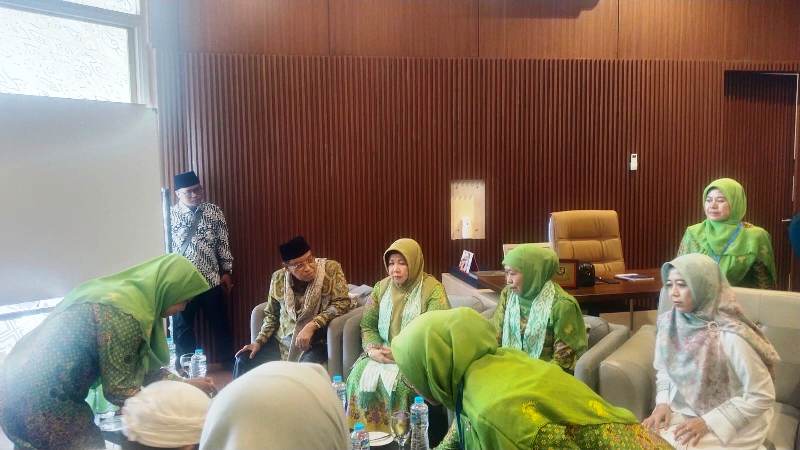 Muslimat NU Padati Masjid Raya Al Jabbar