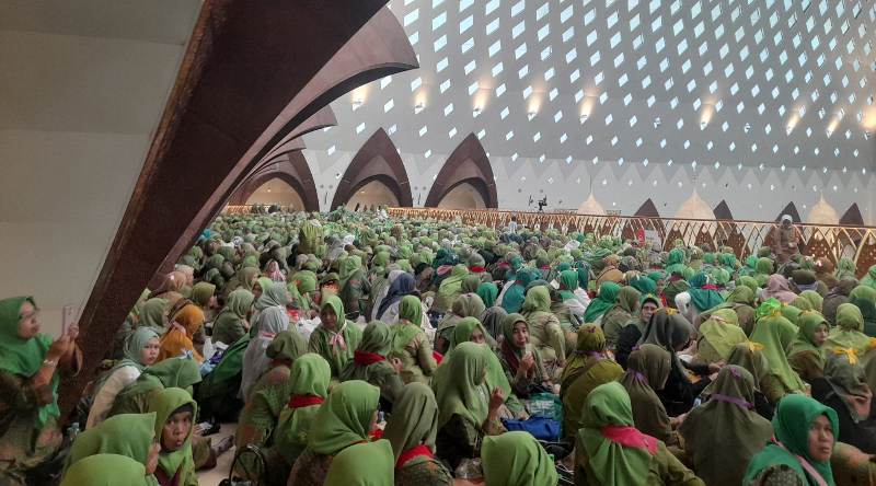 Muslimat NU Padati Masjid Raya Al Jabbar