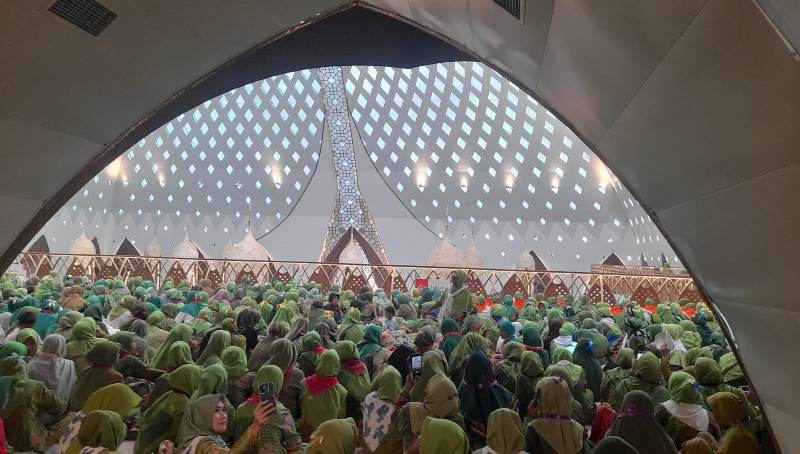 Muslimat NU Padati Masjid Raya Al Jabbar