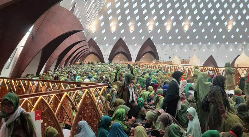 Muslimat NU Padati Masjid Raya Al Jabbar