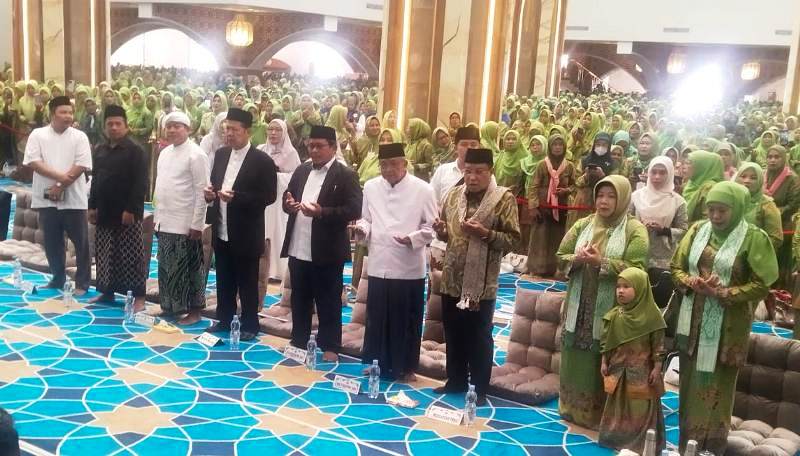 Muslimat NU Padati Masjid Raya Al Jabbar