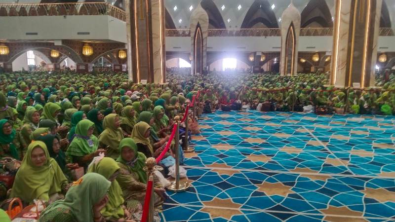 Muslimat NU Padati Masjid Raya Al Jabbar