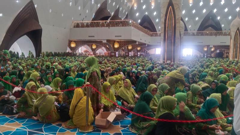 Muslimat NU Padati Masjid Raya Al Jabbar