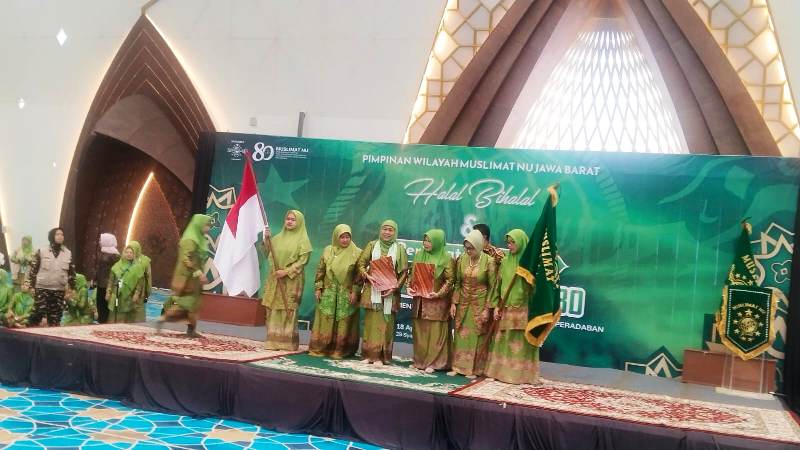 Muslimat NU Padati Masjid Raya Al Jabbar