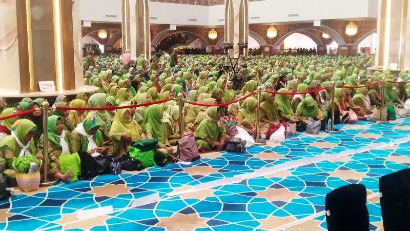 Muslimat NU Padati Masjid Raya Al Jabbar
