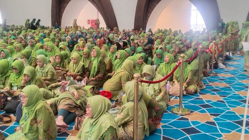 Muslimat NU Padati Masjid Raya Al Jabbar