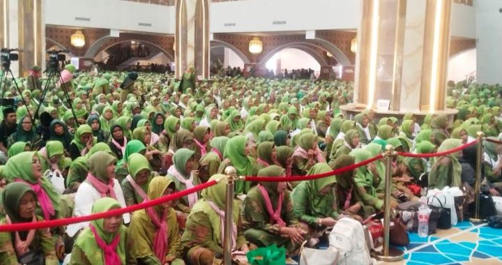 Muslimat NU Padati Masjid Raya Al Jabbar