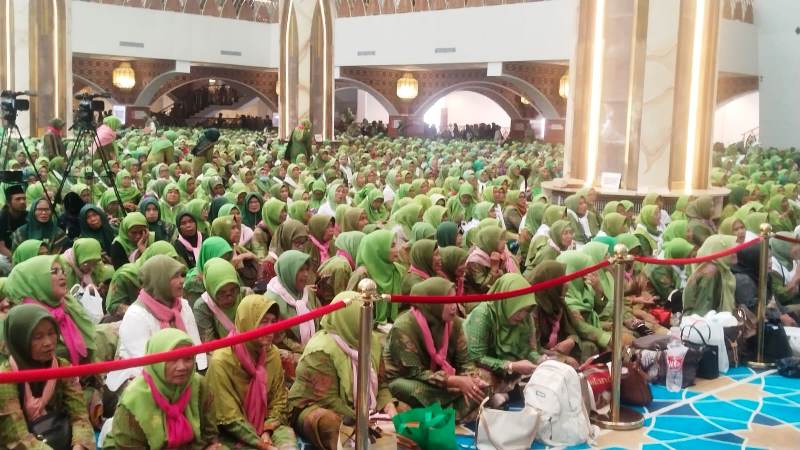 Muslimat NU Padati Masjid Raya Al Jabbar