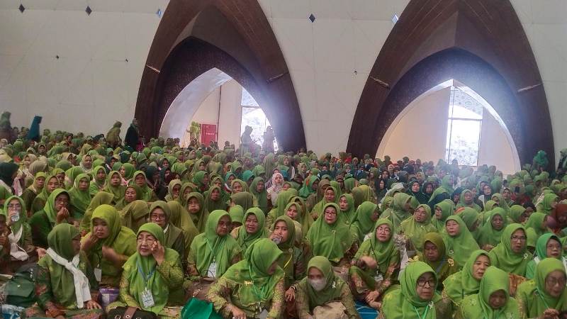 Muslimat NU Padati Masjid Raya Al Jabbar